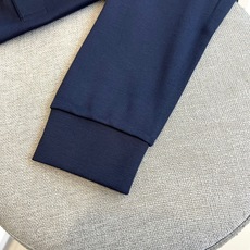 Bur巴宝莉、2025秋冬新品长袖Polo衫,以经典Polo领设计诠释简约优雅风格。领口与门襟处镶嵌棕色 Bur巴宝莉、2025秋冬新品长袖Polo衫,以经典Polo领设计诠释简约优雅风格。领口与门襟处镶嵌棕色