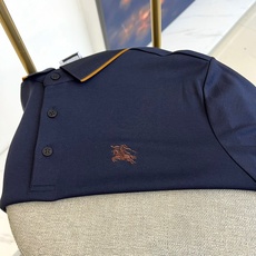 Bur巴宝莉、2025秋冬新品长袖Polo衫,以经典Polo领设计诠释简约优雅风格。领口与门襟处镶嵌棕色 Bur巴宝莉、2025秋冬新品长袖Polo衫,以经典Polo领设计诠释简约优雅风格。领口与门襟处镶嵌棕色