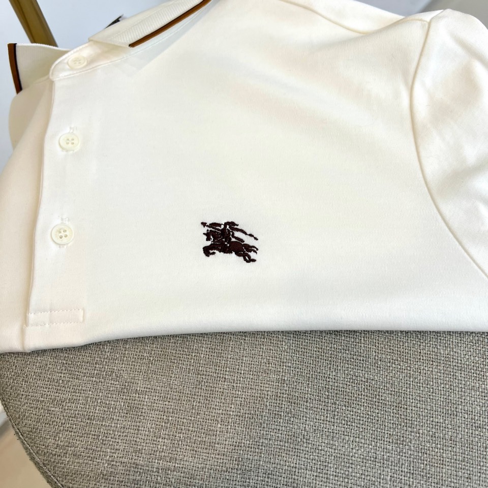 Bur巴宝莉、2025秋冬新品长袖Polo衫，以经典Polo领设计诠释简约优雅风格。领口与门襟处镶嵌棕色