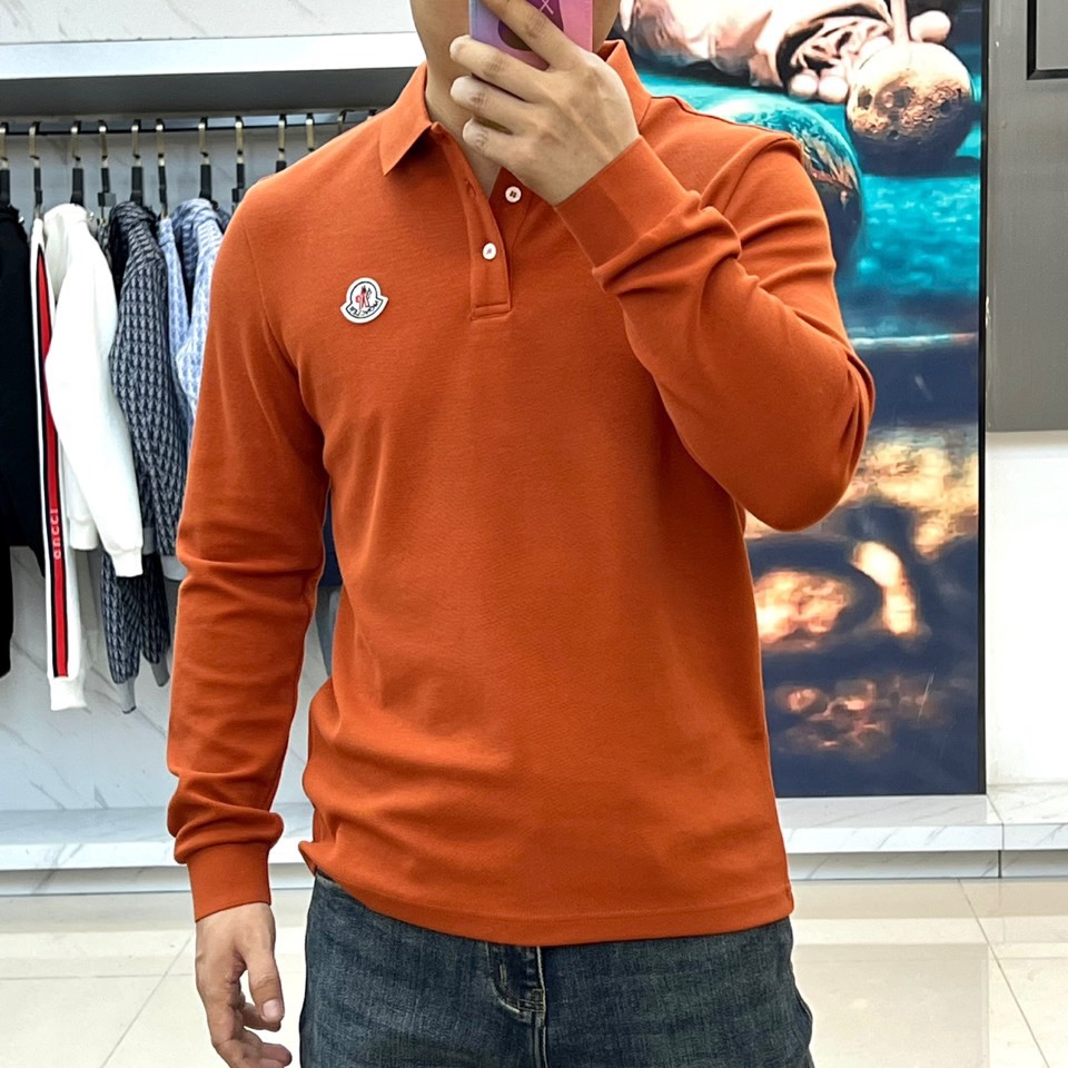 Monc蒙口、2025秋冬新品白色长袖Polo衫，以精纺棉质面料重塑经典运动美学。立体剪裁的翻领搭配三粒