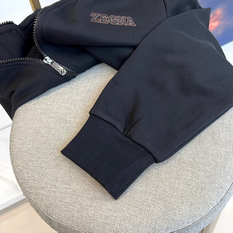 Zegna杰尼亚、2025秋冬新品奢华运动套装，以高级灰色调重新定义都市休闲风尚。上衣采用连帽拉链卫衣款