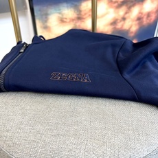 Zegna杰尼亚、2025秋冬新品奢华运动套装,以高级灰色调重新定义都市休闲风尚。上衣采用连帽拉链卫衣款 Zegna杰尼亚、2025秋冬新品奢华运动套装,以高级灰色调重新定义都市休闲风尚。上衣采用连帽拉链卫衣款