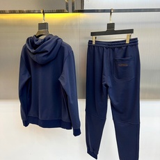 Zegna杰尼亚、2025秋冬新品奢华运动套装,以高级灰色调重新定义都市休闲风尚。上衣采用连帽拉链卫衣款 Zegna杰尼亚、2025秋冬新品奢华运动套装,以高级灰色调重新定义都市休闲风尚。上衣采用连帽拉链卫衣款