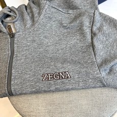Zegna杰尼亚、2025秋冬新品奢华运动套装,以高级灰色调重新定义都市休闲风尚。上衣采用连帽拉链卫衣款 Zegna杰尼亚、2025秋冬新品奢华运动套装,以高级灰色调重新定义都市休闲风尚。上衣采用连帽拉链卫衣款