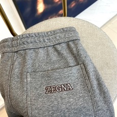 Zegna杰尼亚、2025秋冬新品奢华运动套装,以高级灰色调重新定义都市休闲风尚。上衣采用连帽拉链卫衣款 Zegna杰尼亚、2025秋冬新品奢华运动套装,以高级灰色调重新定义都市休闲风尚。上衣采用连帽拉链卫衣款
