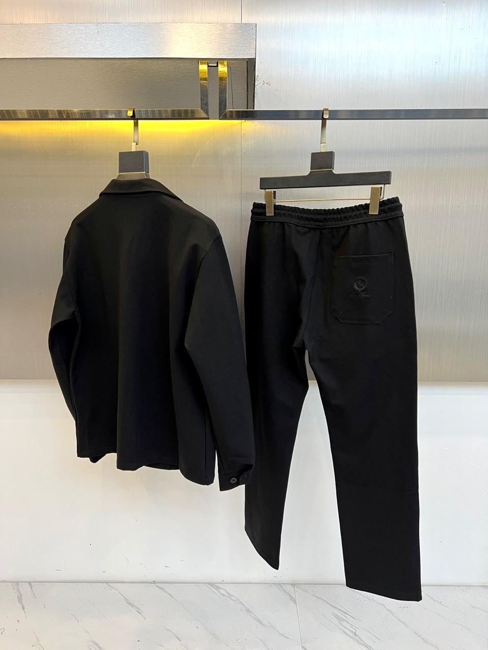 Loro Piana 2025秋冬新品休闲套装，以极致面料与简约设计诠释低调奢华。上衣为翻领夹克款式，采