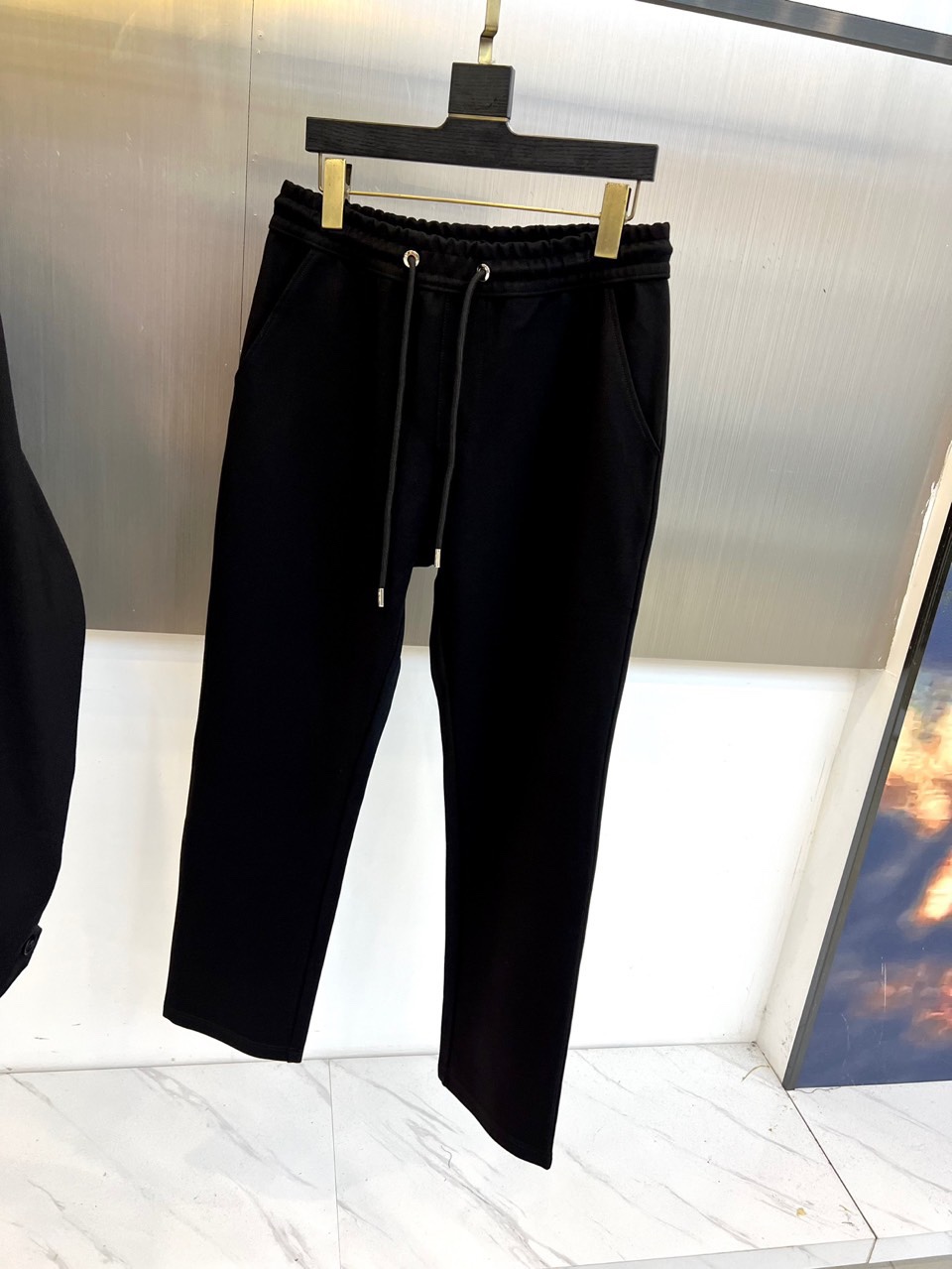 Loro Piana 2025秋冬新品休闲套装，以极致面料与简约设计诠释低调奢华。上衣为翻领夹克款式，采