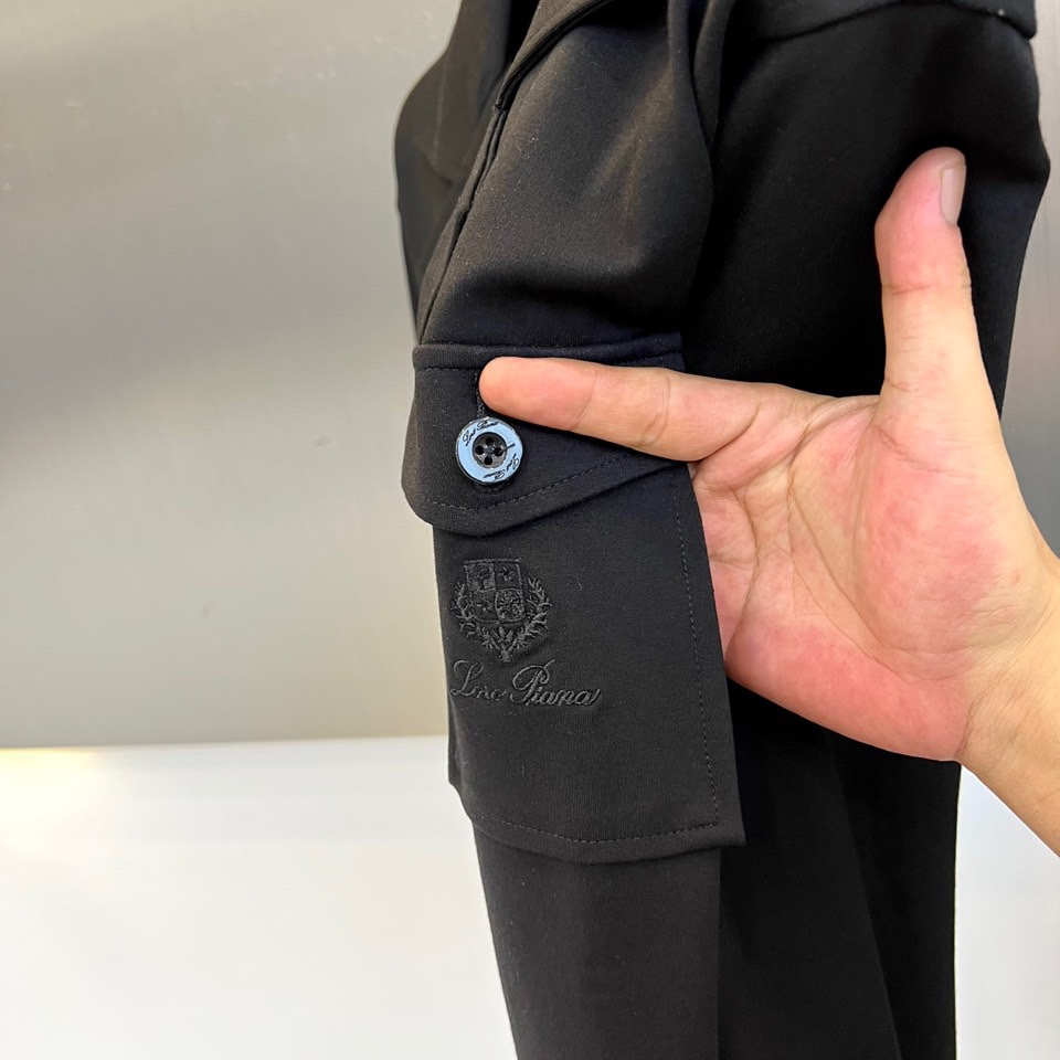 Loro Piana 2025秋冬新品休闲套装，以极致面料与简约设计诠释低调奢华。上衣为翻领夹克款式，采