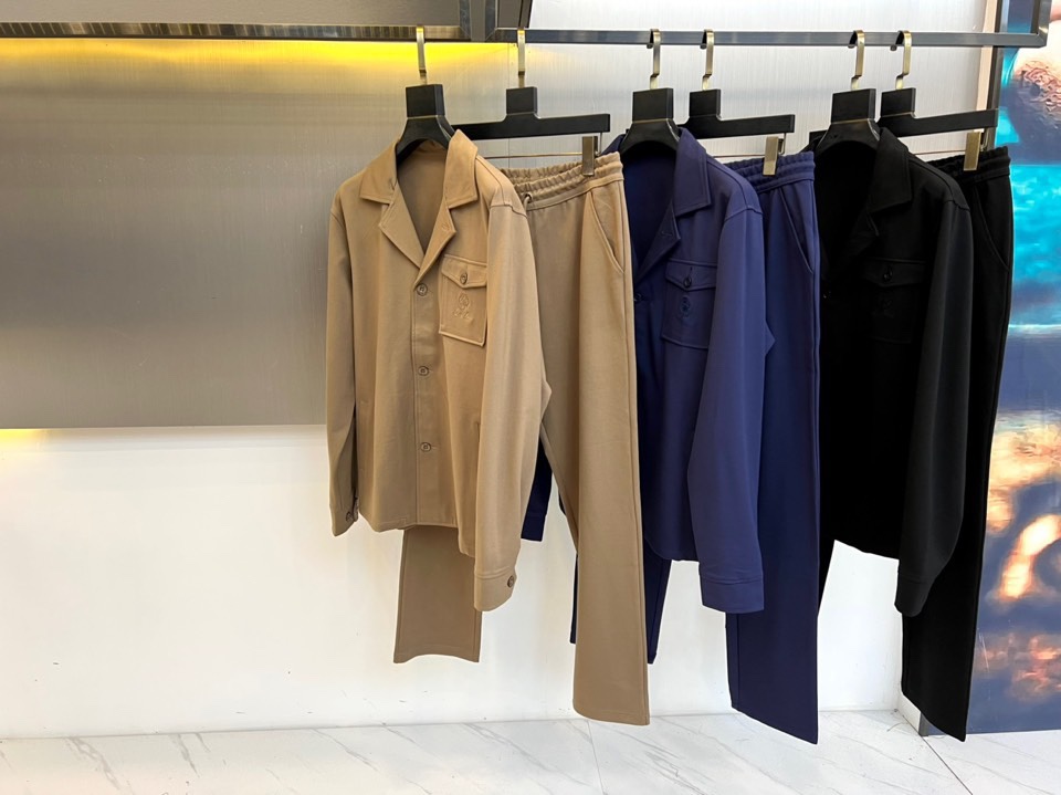 Loro Piana 2025秋冬新品休闲套装，以极致面料与简约设计诠释低调奢华。上衣为翻领夹克款式，采