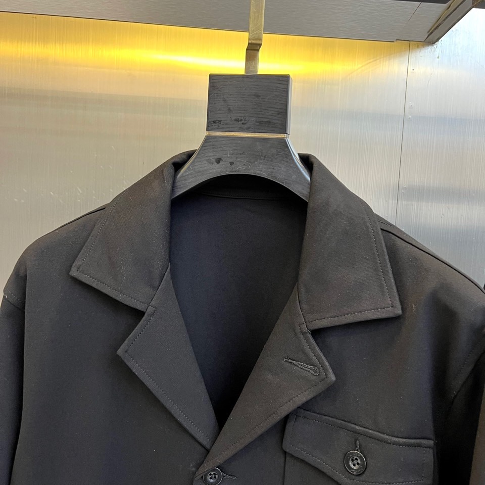 Loro Piana 2025秋冬新品休闲套装，以极致面料与简约设计诠释低调奢华。上衣为翻领夹克款式，采