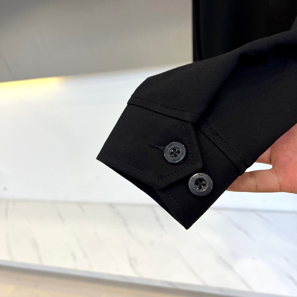 Loro Piana 2025秋冬新品休闲套装，以极致面料与简约设计诠释低调奢华。上衣为翻领夹克款式，采