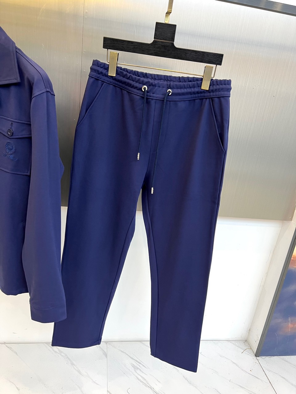 Loro Piana 2025秋冬新品休闲套装，以极致面料与简约设计诠释低调奢华。上衣为翻领夹克款式，采