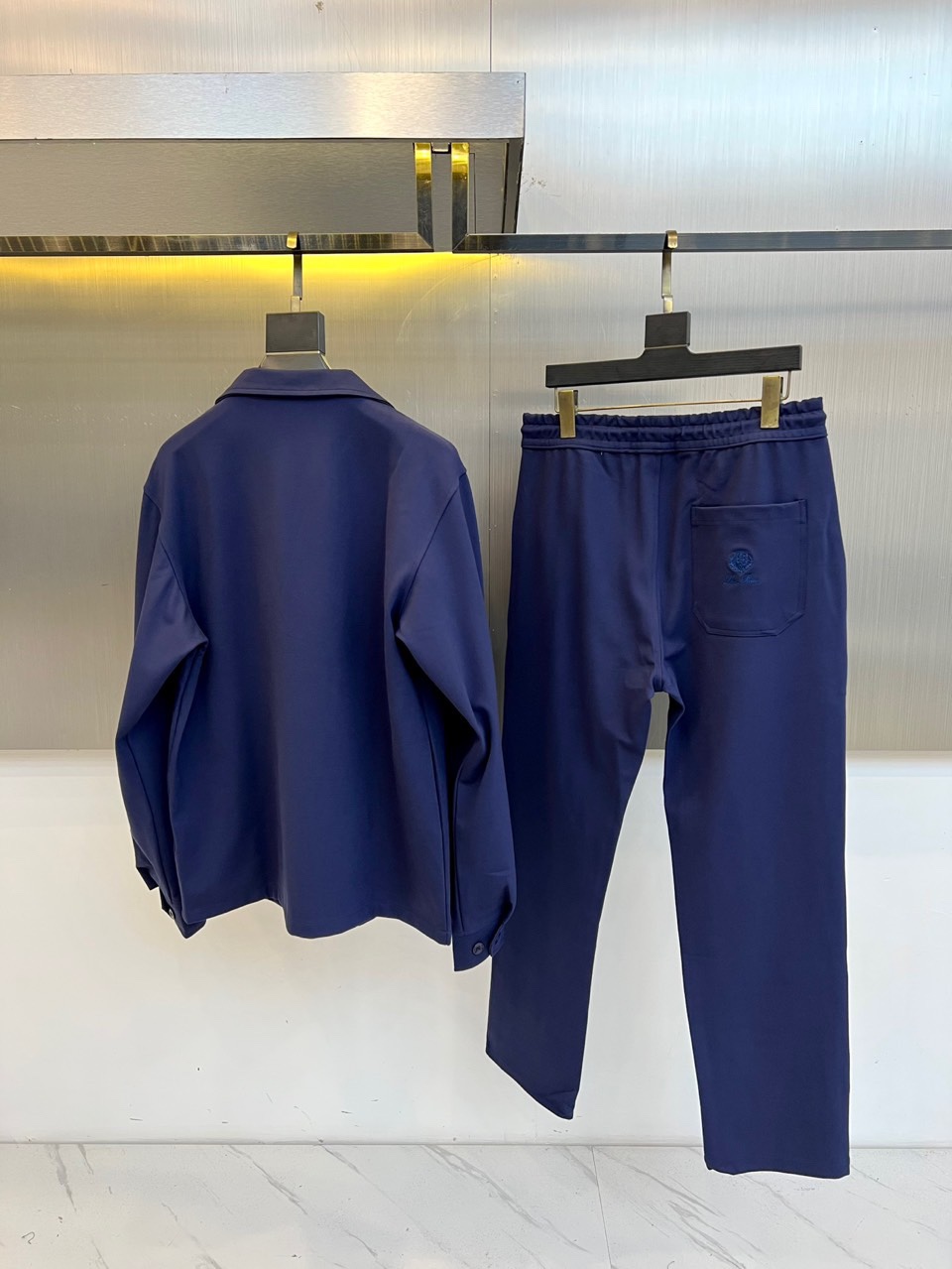 Loro Piana 2025秋冬新品休闲套装，以极致面料与简约设计诠释低调奢华。上衣为翻领夹克款式，采