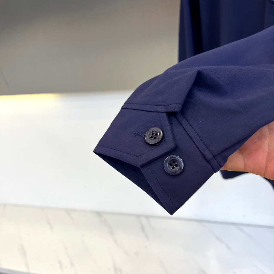 Loro Piana 2025秋冬新品休闲套装，以极致面料与简约设计诠释低调奢华。上衣为翻领夹克款式，采