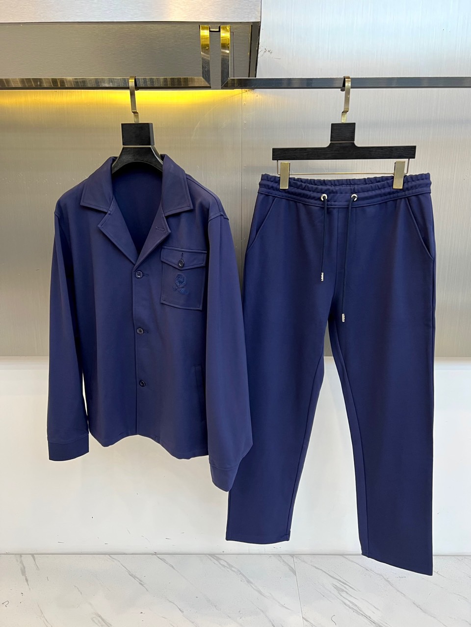 Loro Piana 2025秋冬新品休闲套装，以极致面料与简约设计诠释低调奢华。上衣为翻领夹克款式，采