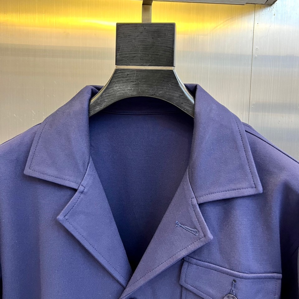 Loro Piana 2025秋冬新品休闲套装，以极致面料与简约设计诠释低调奢华。上衣为翻领夹克款式，采