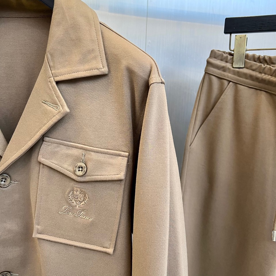 Loro Piana 2025秋冬新品休闲套装，以极致面料与简约设计诠释低调奢华。上衣为翻领夹克款式，采