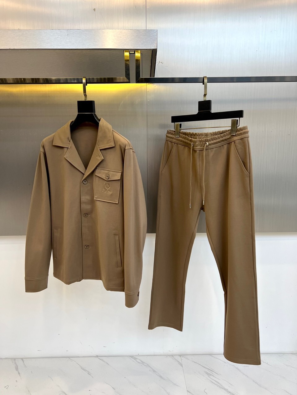 Loro Piana 2025秋冬新品休闲套装，以极致面料与简约设计诠释低调奢华。上衣为翻领夹克款式，采