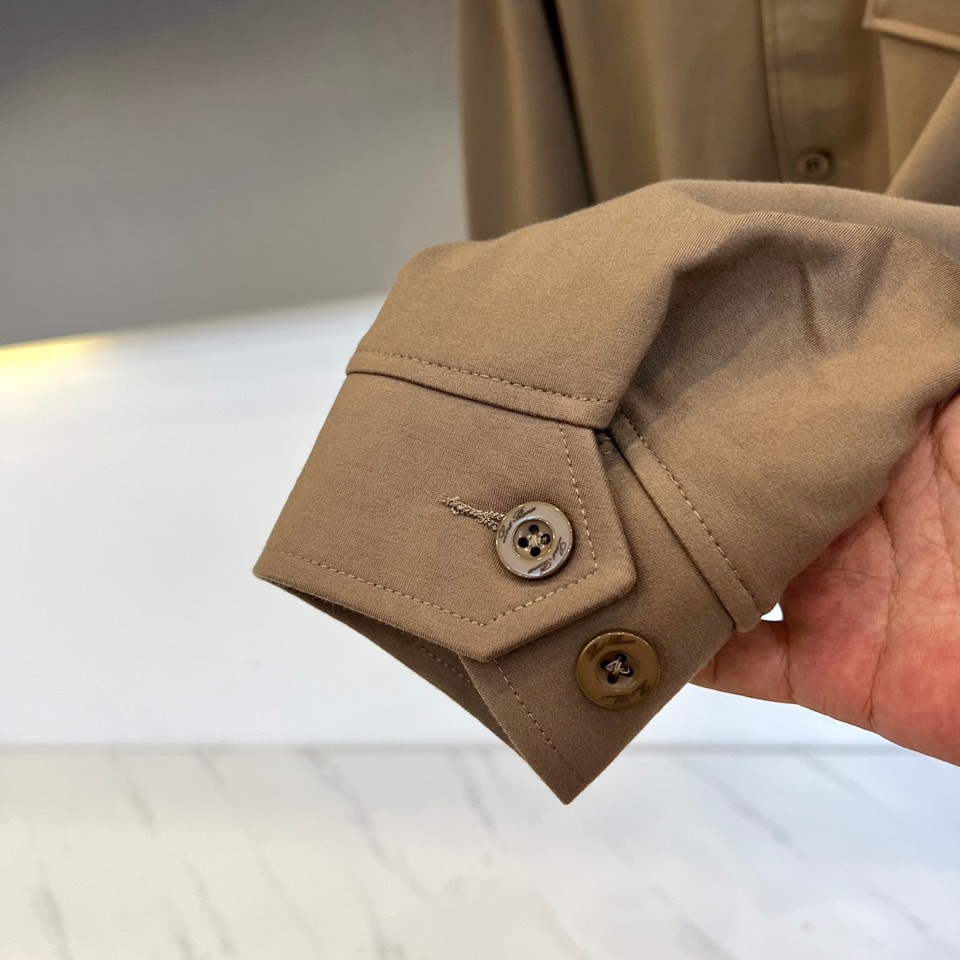 Loro Piana 2025秋冬新品休闲套装，以极致面料与简约设计诠释低调奢华。上衣为翻领夹克款式，采