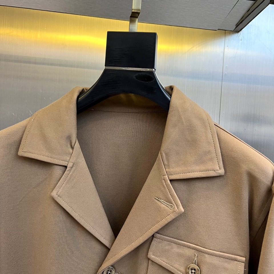 Loro Piana 2025秋冬新品休闲套装，以极致面料与简约设计诠释低调奢华。上衣为翻领夹克款式，采