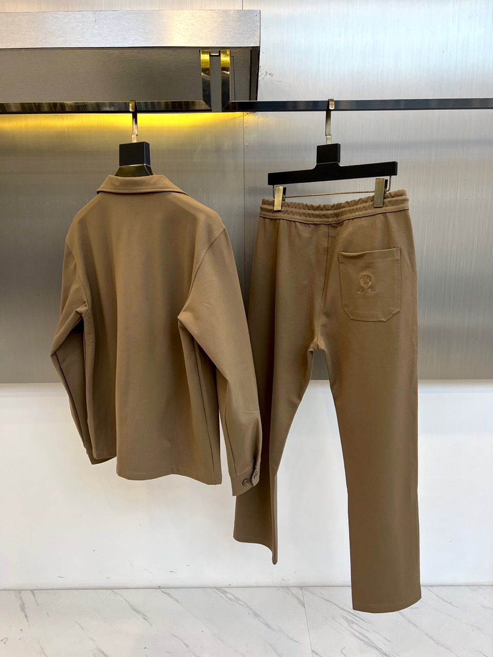 Loro Piana 2025秋冬新品休闲套装，以极致面料与简约设计诠释低调奢华。上衣为翻领夹克款式，采