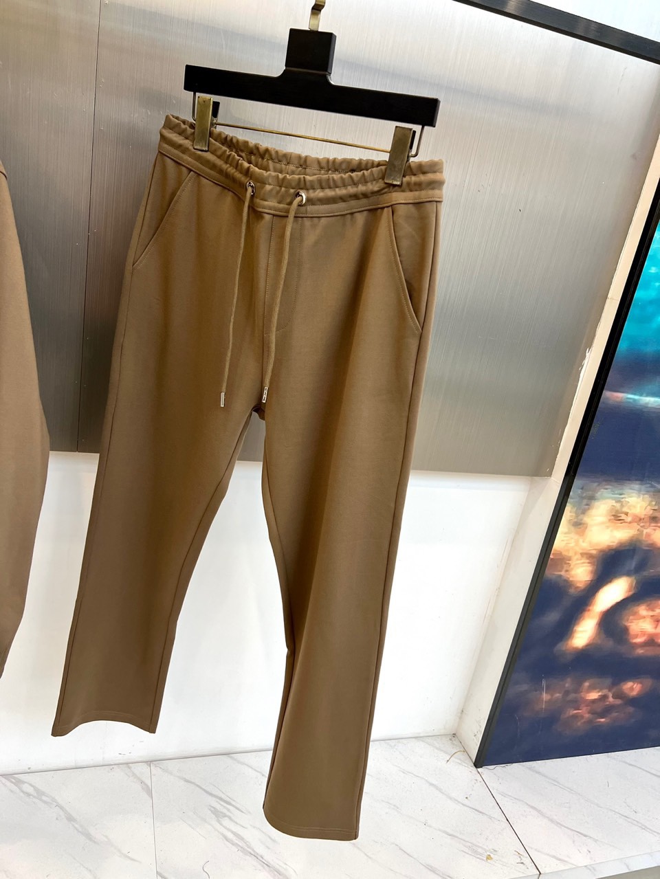 Loro Piana 2025秋冬新品休闲套装，以极致面料与简约设计诠释低调奢华。上衣为翻领夹克款式，采