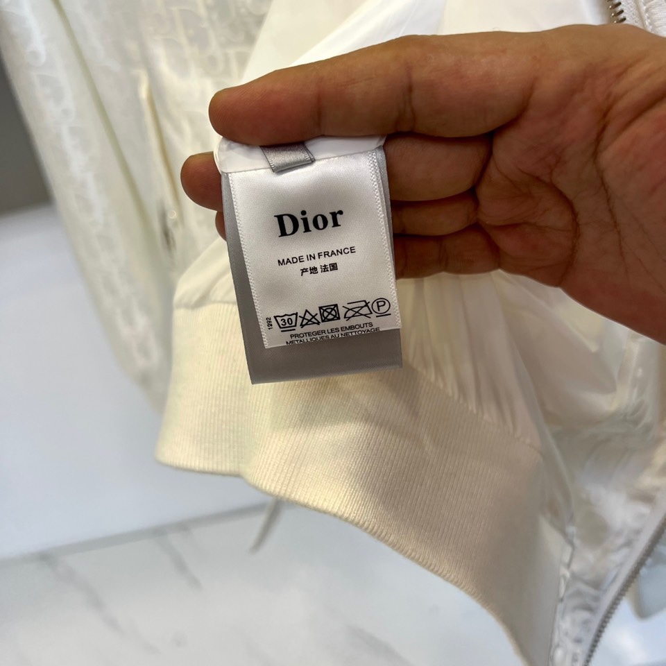 Dio迪、2025秋冬新品棒球夹克，以标志性老花图案重塑经典运动美学。采用纯净白色基调，衣身满印Dior