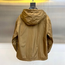 Bur巴宝莉、2025秋冬新品连帽外套,以品牌标志性色调演绎现代都市机能美学。连帽设计搭配定制金属拉链系 Bur巴宝莉、2025秋冬新品连帽外套,以品牌标志性色调演绎现代都市机能美学。连帽设计搭配定制金属拉链系