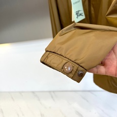 Bur巴宝莉、2025秋冬新品连帽外套,以品牌标志性色调演绎现代都市机能美学。连帽设计搭配定制金属拉链系 Bur巴宝莉、2025秋冬新品连帽外套,以品牌标志性色调演绎现代都市机能美学。连帽设计搭配定制金属拉链系