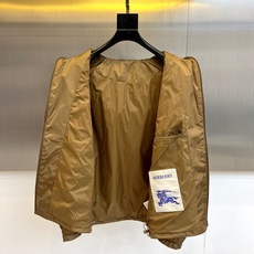 Bur巴宝莉、2025秋冬新品连帽外套,以品牌标志性色调演绎现代都市机能美学。连帽设计搭配定制金属拉链系 Bur巴宝莉、2025秋冬新品连帽外套,以品牌标志性色调演绎现代都市机能美学。连帽设计搭配定制金属拉链系
