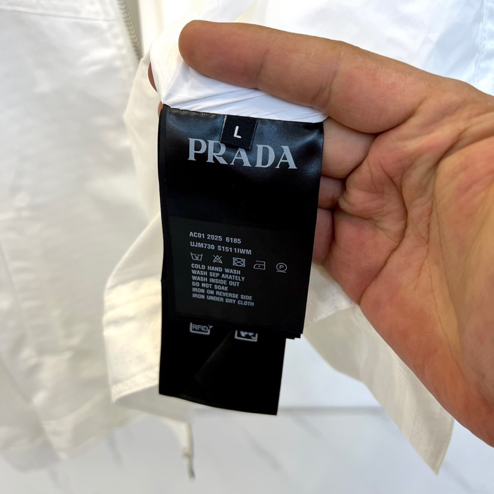 Prad普拉、2025秋冬新品翻领夹克，以极简设计诠释现代意式美学。采用经典翻领造型搭配金属纽扣开合，左
