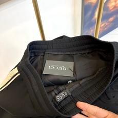 Gucc古驰、2025秋冬新品白色休闲裤,以宽松直筒的廓形设计打造慵懒舒适的穿着体验。高腰抽绳设计兼顾实 Gucc古驰、2025秋冬新品白色休闲裤,以宽松直筒的廓形设计打造慵懒舒适的穿着体验。高腰抽绳设计兼顾实