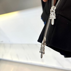 Chrome Hearts 克罗心、2025秋冬新品黑色连帽拉链加绒卫衣,以品牌标志性的暗黑美学诠释街头 Chrome Hearts 克罗心、2025秋冬新品黑色连帽拉链加绒卫衣,以品牌标志性的暗黑美学诠释街头