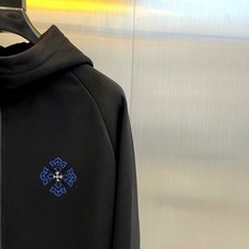 Chrome Hearts 克罗心、2025秋冬新品黑色连帽拉链加绒卫衣,以品牌标志性的暗黑美学诠释街头 Chrome Hearts 克罗心、2025秋冬新品黑色连帽拉链加绒卫衣,以品牌标志性的暗黑美学诠释街头