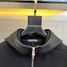 Chrome Hearts 克罗心、2025秋冬新品黑色连帽拉链加绒卫衣,以品牌标志性的暗黑美学诠释街头 Chrome Hearts 克罗心、2025秋冬新品黑色连帽拉链加绒卫衣,以品牌标志性的暗黑美学诠释街头