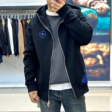 Chrome Hearts 克罗心、2025秋冬新品黑色连帽拉链加绒卫衣,以品牌标志性的暗黑美学诠释街头 Chrome Hearts 克罗心、2025秋冬新品黑色连帽拉链加绒卫衣,以品牌标志性的暗黑美学诠释街头