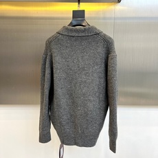 Polo-2025秋冬新品灰色针织开衫,以经典青果领设计诠释学院风美学。门襟整齐排列五粒黑色树脂纽扣,左 Polo-2025秋冬新品灰色针织开衫,以经典青果领设计诠释学院风美学。门襟整齐排列五粒黑色树脂纽扣,左