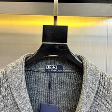 Polo-2025秋冬新品灰色针织开衫,以经典青果领设计诠释学院风美学。门襟整齐排列五粒黑色树脂纽扣,左 Polo-2025秋冬新品灰色针织开衫,以经典青果领设计诠释学院风美学。门襟整齐排列五粒黑色树脂纽扣,左