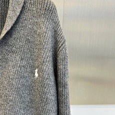 Polo-2025秋冬新品灰色针织开衫,以经典青果领设计诠释学院风美学。门襟整齐排列五粒黑色树脂纽扣,左 Polo-2025秋冬新品灰色针织开衫,以经典青果领设计诠释学院风美学。门襟整齐排列五粒黑色树脂纽扣,左