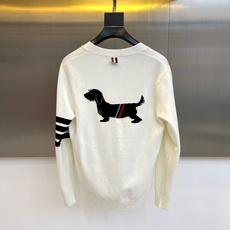 TB汤姆布朗、2025秋冬新品羊毛🦙针织开衫,以纯净白色演绎现代休闲美学。V领设计搭配深灰色纽扣开合,左 TB汤姆布朗、2025秋冬新品羊毛🦙针织开衫,以纯净白色演绎现代休闲美学。V领设计搭配深灰色纽扣开合,左