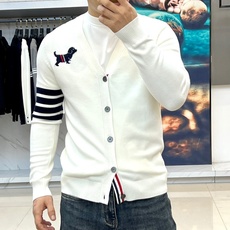 TB汤姆布朗、2025秋冬新品羊毛🦙针织开衫,以纯净白色演绎现代休闲美学。V领设计搭配深灰色纽扣开合,左 TB汤姆布朗、2025秋冬新品羊毛🦙针织开衫,以纯净白色演绎现代休闲美学。V领设计搭配深灰色纽扣开合,左