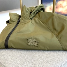 Bur巴宝、25s军旅风连帽夹克,橄榄绿哑光尼龙面料,立领连帽+全黑拉链设计,暗纹奔马徽标低调彰显血统。 Bur巴宝、25s军旅风连帽夹克,橄榄绿哑光尼龙面料,立领连帽+全黑拉链设计,暗纹奔马徽标低调彰显血统。