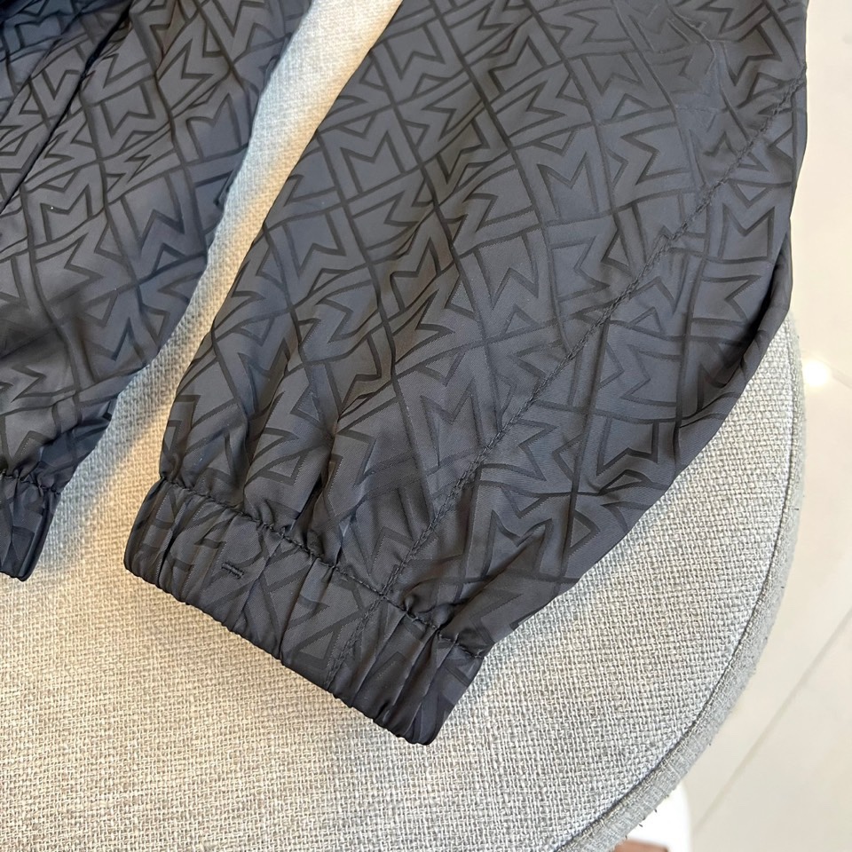 Mocler 蒙口、25s秋冬新品经典菱格纹夹克外套纯黑哑光面料压印立体菱格暗纹，立领拉链设计搭配弹性罗