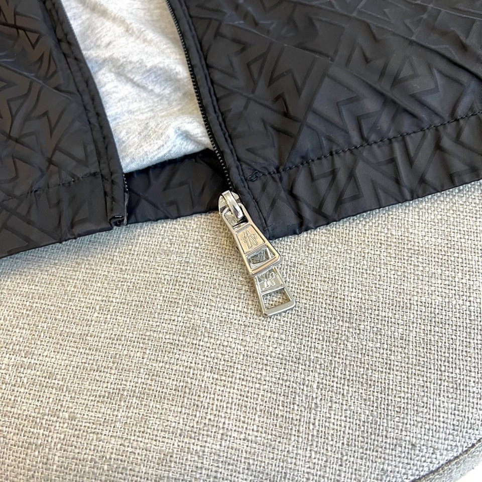 Mocler 蒙口、25s秋冬新品经典菱格纹夹克外套纯黑哑光面料压印立体菱格暗纹，立领拉链设计搭配弹性罗