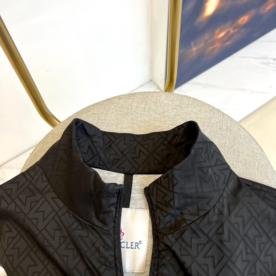 Mocler 蒙口、25s秋冬新品经典菱格纹夹克外套纯黑哑光面料压印立体菱格暗纹，立领拉链设计搭配弹性罗
