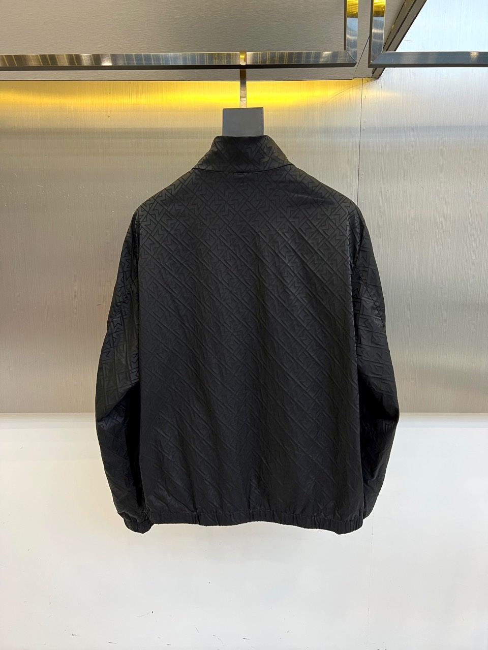 Mocler 蒙口、25s秋冬新品经典菱格纹夹克外套纯黑哑光面料压印立体菱格暗纹，立领拉链设计搭配弹性罗