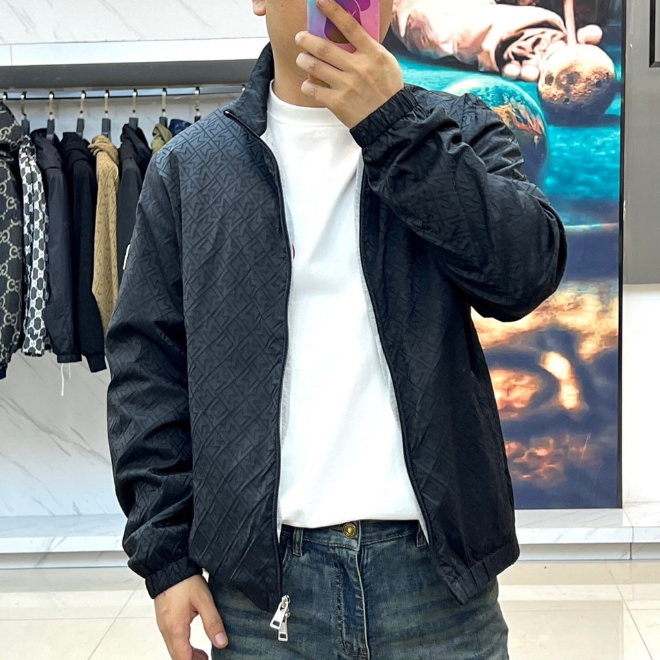Mocler 蒙口、25s秋冬新品经典菱格纹夹克外套纯黑哑光面料压印立体菱格暗纹，立领拉链设计搭配弹性罗