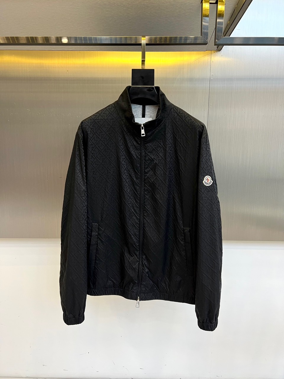 Mocler 蒙口、25s秋冬新品经典菱格纹夹克外套纯黑哑光面料压印立体菱格暗纹，立领拉链设计搭配弹性罗