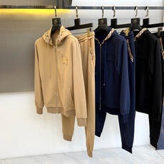 Burberry 巴宝莉、2025秋冬新品运动套装,以品牌标志性卡其色、藏蓝色及黑色演绎现代休闲风尚。套 Burberry 巴宝莉、2025秋冬新品运动套装,以品牌标志性卡其色、藏蓝色及黑色演绎现代休闲风尚。套