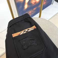 Burberry 巴宝莉、2025秋冬新品运动套装,以品牌标志性卡其色、藏蓝色及黑色演绎现代休闲风尚。套 Burberry 巴宝莉、2025秋冬新品运动套装,以品牌标志性卡其色、藏蓝色及黑色演绎现代休闲风尚。套